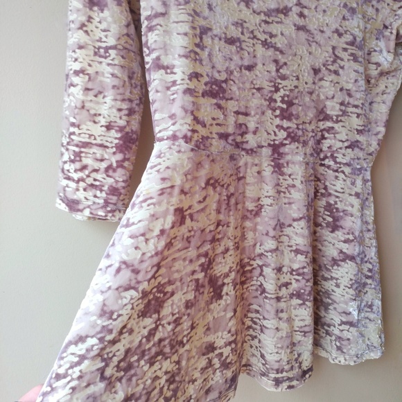 Decree Velour Peplum Top - Picture 4 of 5